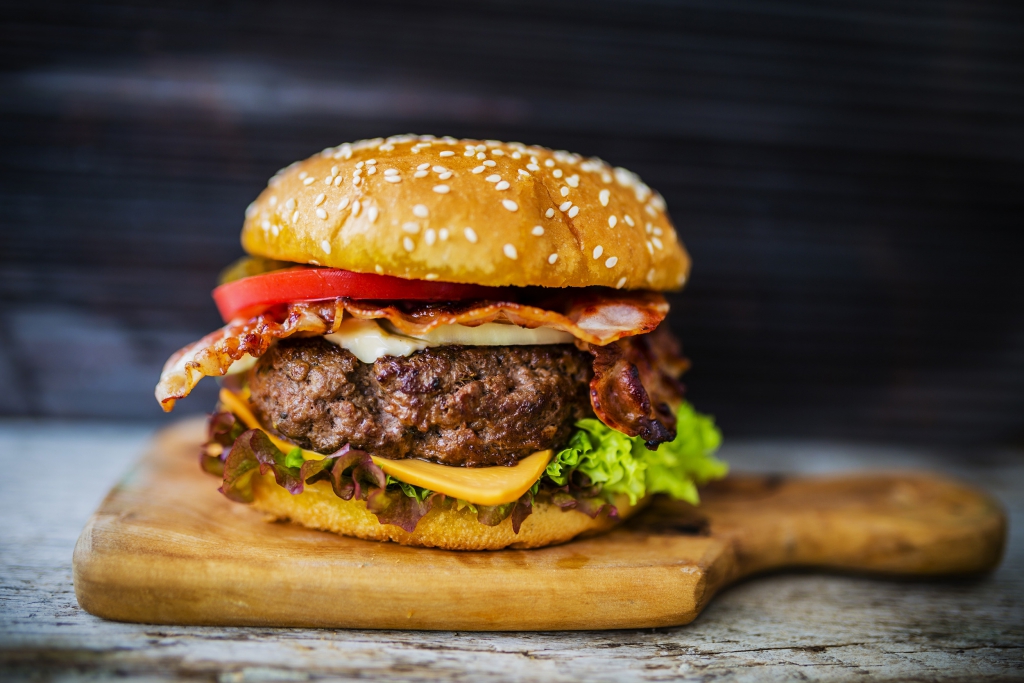 HOVĚZÍ HAMBURGER SE SLANINOU