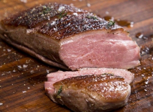 Kachní prsa sous-vide, pyré z červeného zelí a knedlík